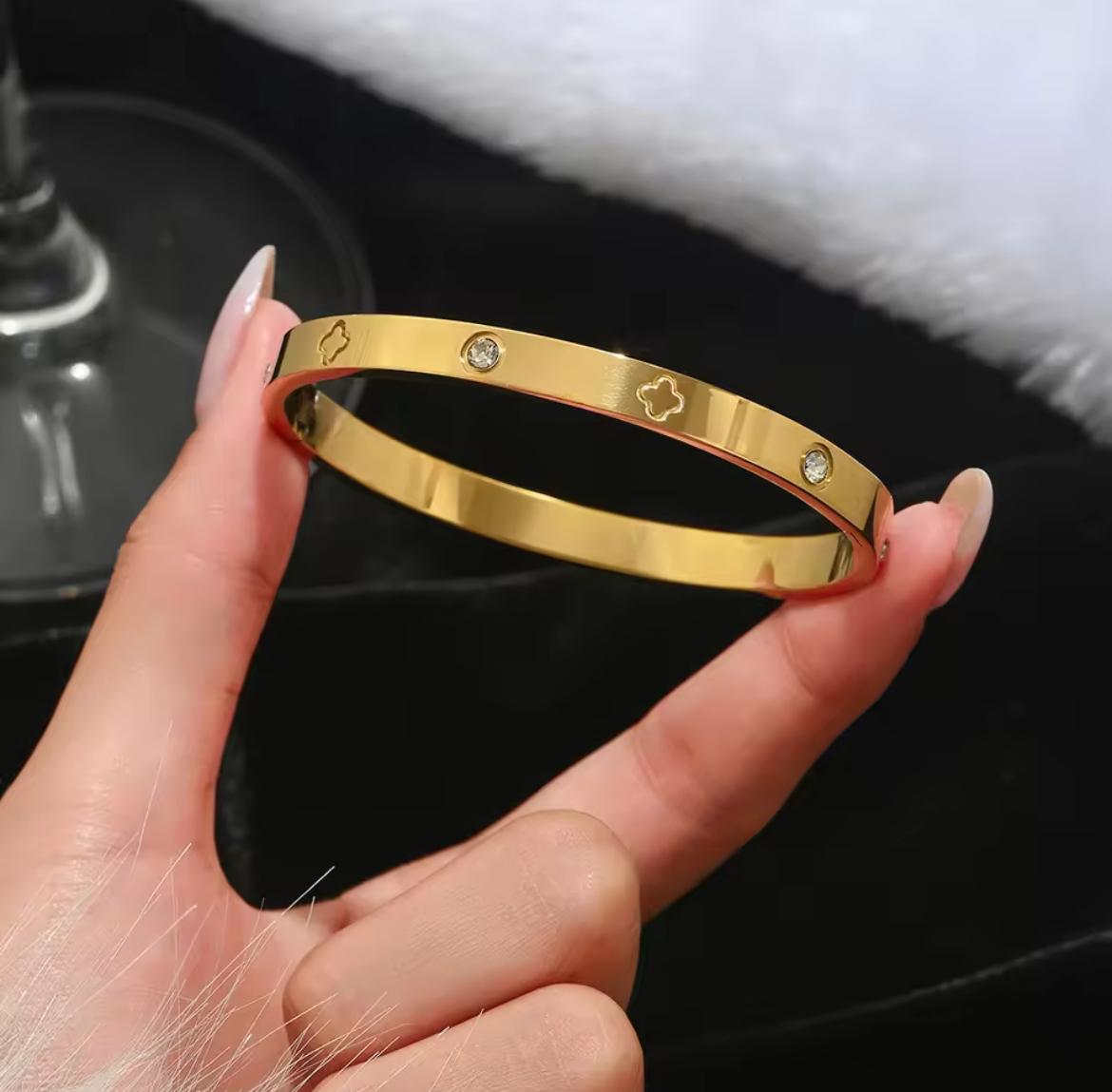 Never Fades - Water Resistant - 18k Four-leaf Clover Bangle